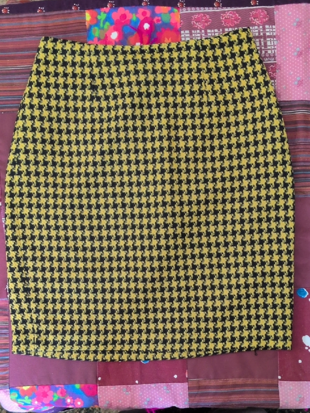 90's Yellow and Black Houndstooth Pencil Skirt — Tailored Sleek Fit